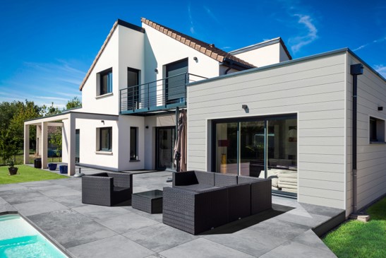 Extension d'une maison avec un revêtement extérieur en lame de bardage par emboîtement en ciment composite Hardie® VL Plank 